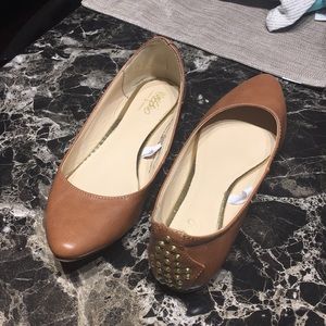 WORN ONCE - Tan Pointed Flats with gold detail
